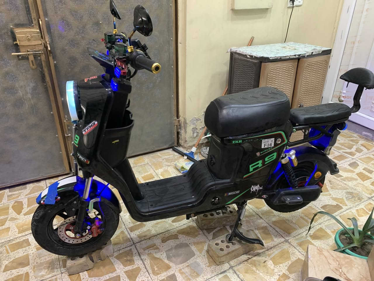 السلام عليكم دراجه شحنR9موديل 2026الشكل الجديد دراجه رمبه صار10 أيام  نزلتها بيدي دراجه فول مواصفات ومزوده رياضي  سرعه الدراجه 109 والحقيقي 75تشغيل بصمه وسيوج وكارت بيها نضام البك R وبيها سستم سماعات و يدات بريك رياضي و يدات سكليتر رياضي و مرايات عدد 3 كاربون رياضي وبيها قناع كاربون وكلوب زنون  ودبلات رياضي ابو البطل و السعر 600 وبيها مجال للطيبين مكان بغداد الحريه الرقم ***********
