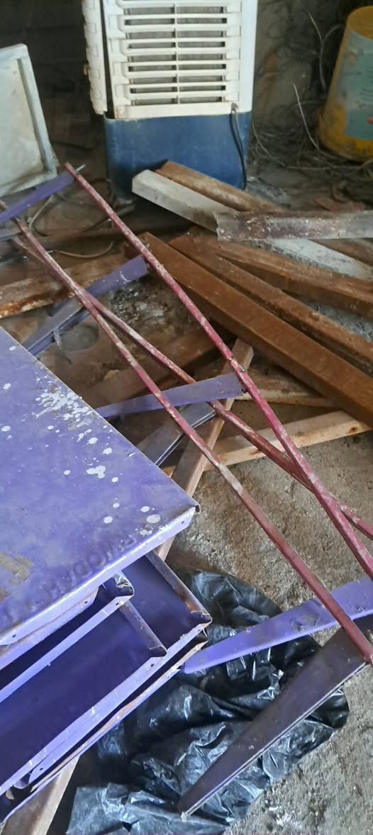 حديد وميز مال بسطيه مال مخضر وميز منشار مال خشب ورفوف مال محل كامله وباب صحيات تركي تزكام قيم واخذ مكان مغربه ***********
