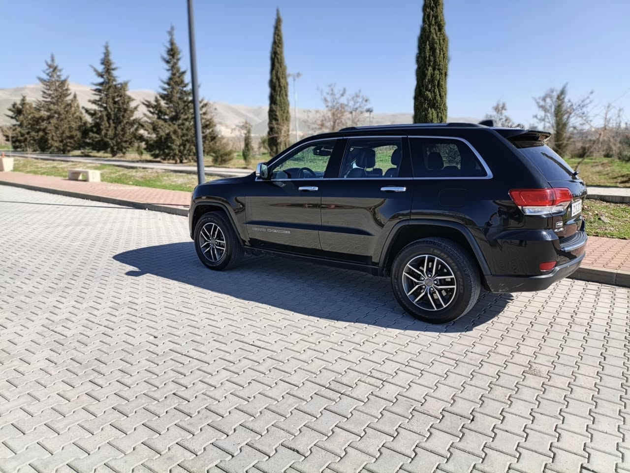 جيب لاريدو لي مي تيد  موديل 2019  ره قه مو سه نه وي تازه يه  له شه حنه وه لاي خومانه  سي پارچه ي ئه مريكاي هـيه  ته نهـا 100 مايل رويشتووه 
سعر / 250$
ژ/م/***********شوين سليماني
