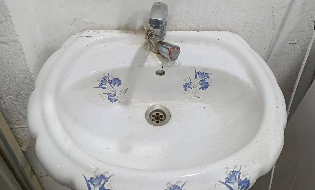 أغراض كافتريا للبيع نظيفات جدا
طباخ حوضين كبير 
فنكر فلافل كامل 
السعر 65 
شواية بركر عالية السعر 35 
مغسلة نظيفة مع خلاط 
السعر 15 
الاتصال  ***********
