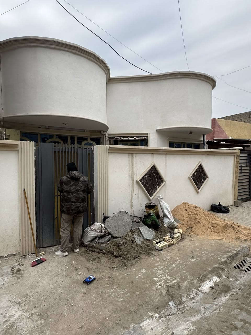 ‏سلام عليكم بيت للبيع مساحة 100 متر العنوان الشعله خلف السكة بناء بلوك بيت جاهز سعر63 في مجال ***********￼
