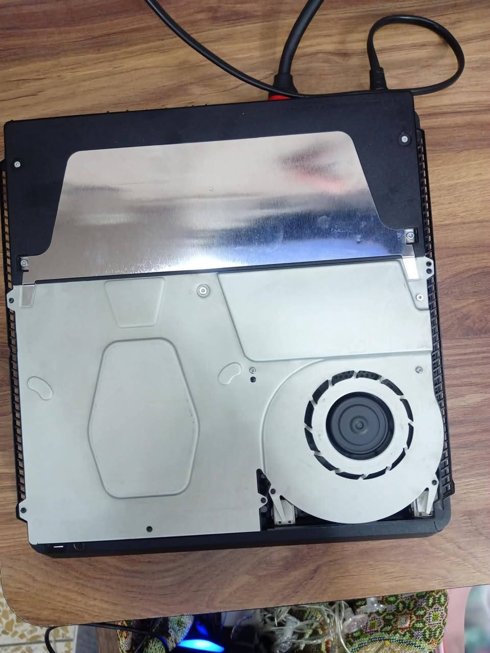 بلي 4 سلم 
ذاكره 500
جهاز نضيف حيل 
الملحقات 
جوستك عدد 2
كيبل hd
كيبل شحن الجوستك 
اقراص العاب عدد 2 
قاعده شحن جوستك 
السعر 275 
مكاني شهداء البياع ***********
