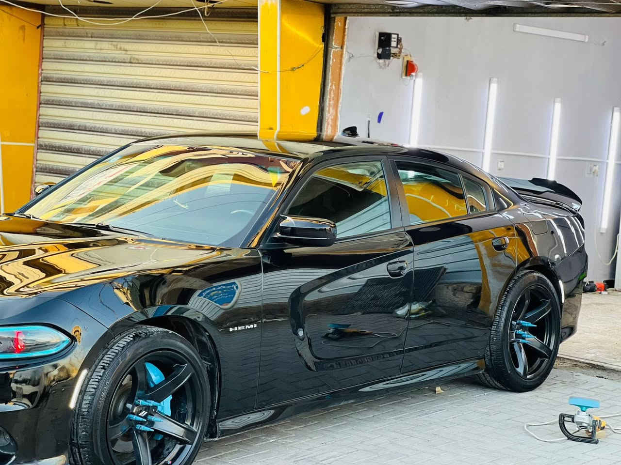 جارجر RT2022
 هيمي 5700
سوبر تراك باك 
ماشيه 36 ميل فقط
سماعات الباين 
شاشه كبيره 
لد متغير 
اكسل srt قفل 
كاردن srt 
جهاز لهب 
عليها تفريغ وبرمجة 
حادث بنيد تبديل (بدون داوخل شاصي لغد مكفول)
جاملغ الخلفي باب خلفي بي بارد
موجود سونار مالتها وصور الحادث 
سعر 250 $ بيها مجال بسيط. 
العنوان بغداد جميله شارع خير الله 
***********
