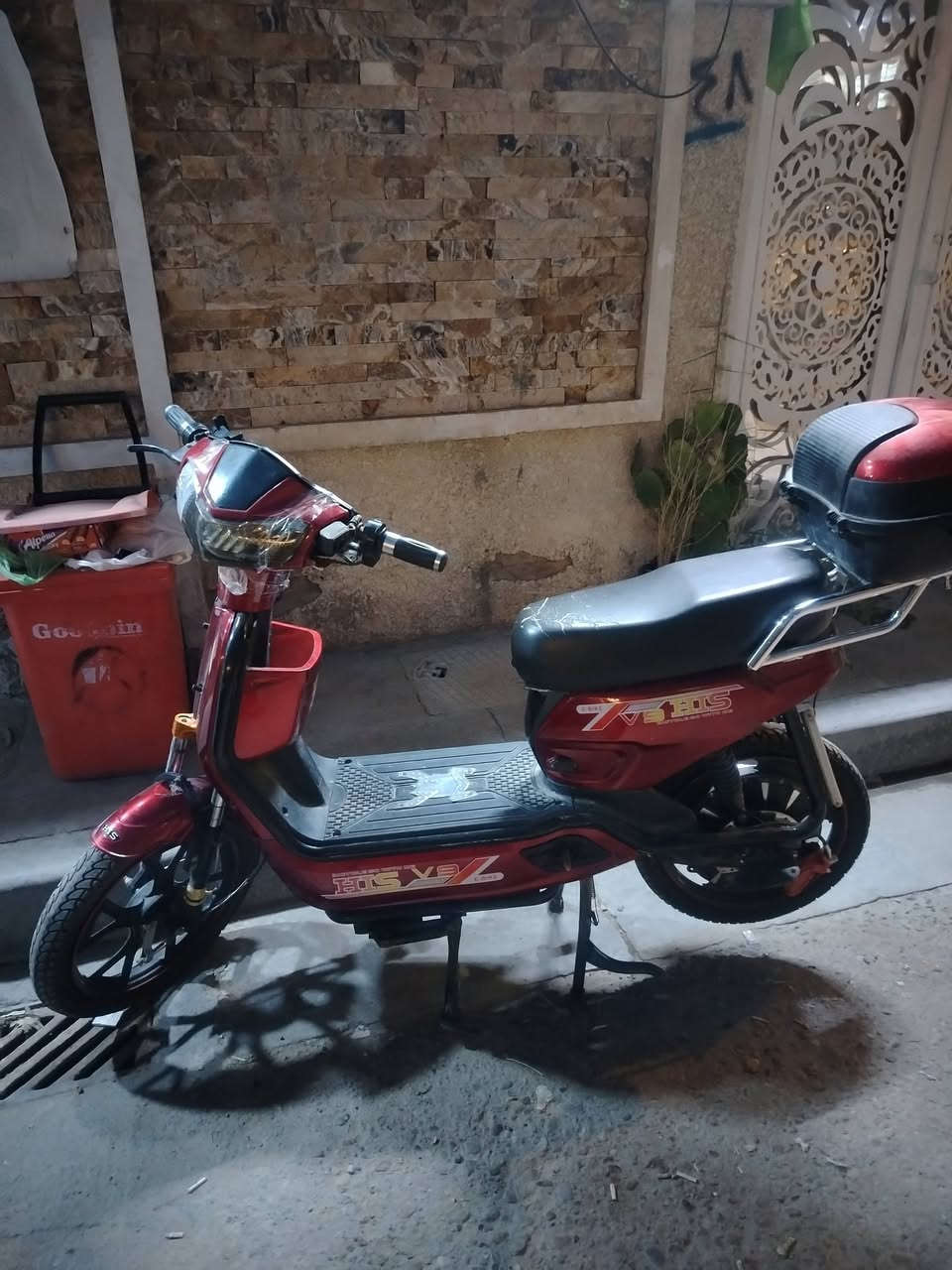 سلام عليكم درجة شحن للبيع الدراجه نضيفه كلش نقص بطاريات القديمات موجودات بيه الرقم للاستفسار ***********
