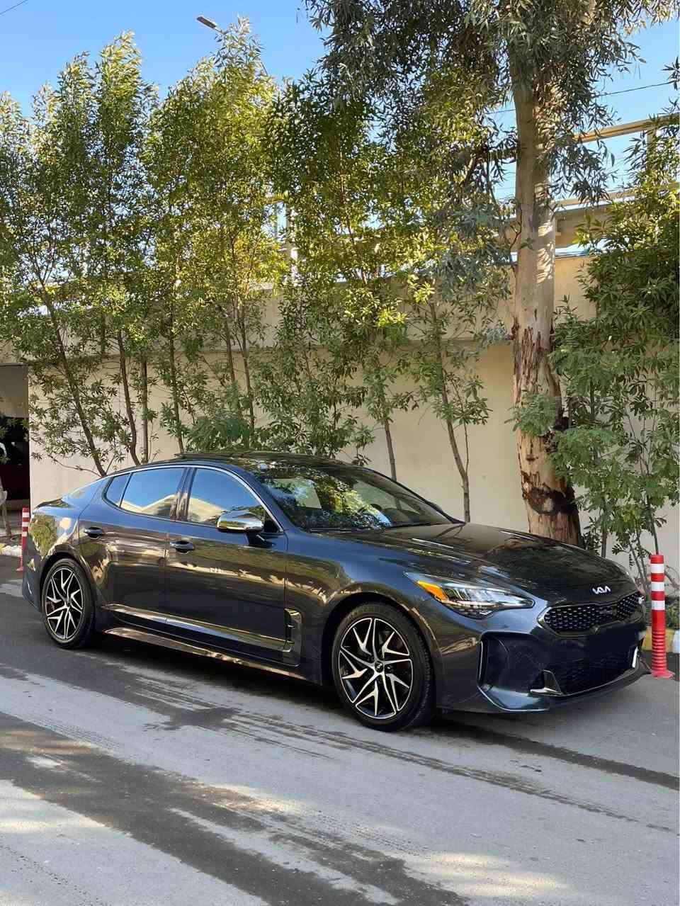 #كيا #ستنكر موديل 2022 رقم اربيل 
فول فول مواصفات بصمة بارنوما فتحة سقف 
محرك 4 سلندر 2500 تيربو يعني مو طياره وانما صاروخ وديمشي بلكاع

السياره بدون حادث فقط بارد مكانين فقط
بدون دواخل بدون ايرباك 
المواصفات
لون رصاصي ع فيلي
 كيا ستينكر موديل 2022  GT LINE 
 محرك 4 سلندر 2500 تيربو  
 عداد المسافة 43 الف كيلو
 نظام صوت harman.kardon  سماعه12
لايتات زينون عالي واطئ اصل مع كشافات ليد  ٤عدسه ليد 
 بصمة للابواب مع بصمة تشغيل وتشغيل عن بعد اناره ترحيب
اشارات بالمرايا الجانبية مع حساسات الاجتياز الجانبي 
 حساسات خلفية اصل مع كاميرا دوارة 
ويل كب حجم 18مع طقم تاير بحالة ممتازة جدا
 رادار امامي وتوقف تلقائي 
 مرايا جانبية شفط كهرباء هيتر مع كفرات كربون فايبر
 سقف المركبة بانوراما 
صالنصة خلفية رياضية باربعة فتحات 
 غرفة السيارة جلد اصل  
 شاشة دشبول كبيرة لمجموعة من الايعازات 
 تحكم كهربائي متكامل الايعازات لمقاعد المقدمة 
 حساسات الانحراف عن المسار في الطرق المفتوحة 
ستيرن رياضي حرف D مع شفتات ستيرن 
تحكم ستيرن متكامل الايعازات مع تحكم الرادار 
رادار امامي تفاعلي وتحكم كامل من الستيرن 
 وضعيات للقيادة عدد 5 
منافذ USB,AUX مع شاحن موبايل وايرلس 
مقاعد السائق والراكب رياضي
كراسي تبريد تدفئه
ستيرن هيتر
داخل كنتارة
لحية اصلي اماميه
مرايه وسطيه اوتو
تبريد خلفي منفصل
اوتو هولد 
اتو ستارت
لايت اوتو ذكي عند القيادة
بريك بصمه
اوتوستارت
حساس مطر
حساس لايت
سياره اي نقص مابيهه من جميع نواحي
للاستفسار 
سعر 188ورقه
 (***********)
مكان بغداد صليخ الفارس, صلاح الدين
