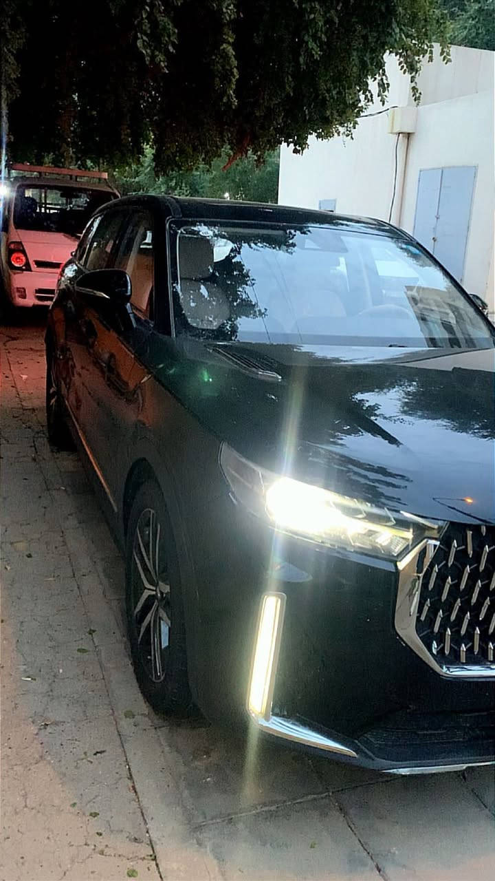 السلام عليكم للبيع بيستون تي السياره بعدهه بلضمان الشركه محرك 1600
السياره ماشيه 152 تايرات الشركه بيهه 
كامرات 360 درجه دواره 
كشنات جلد + كهرباء 
فول مواصفات 
بيهه طختين جهه الصدر شخط على طول الباب 
وباب السايق 
السياره حيل نضيفه 
شباب اني مكلف بلنشر سعر السياره 185 وبيهه مجال رقمي *********** 
مكان السياره بغداد كراده داخل 
مجاور جسر المعلق
