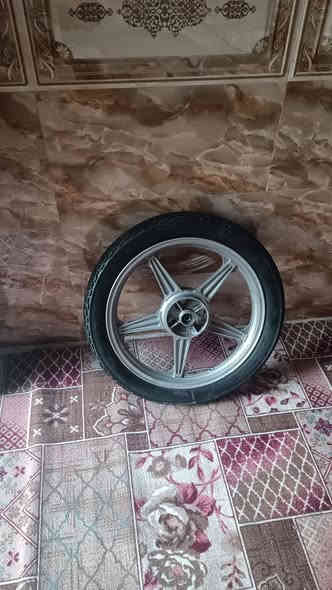 ويل خلفي+تاير جوبلس  مستخدم دايون عضم كامل بس  شده ب٣٥وبيه مجال بسيط ***********
