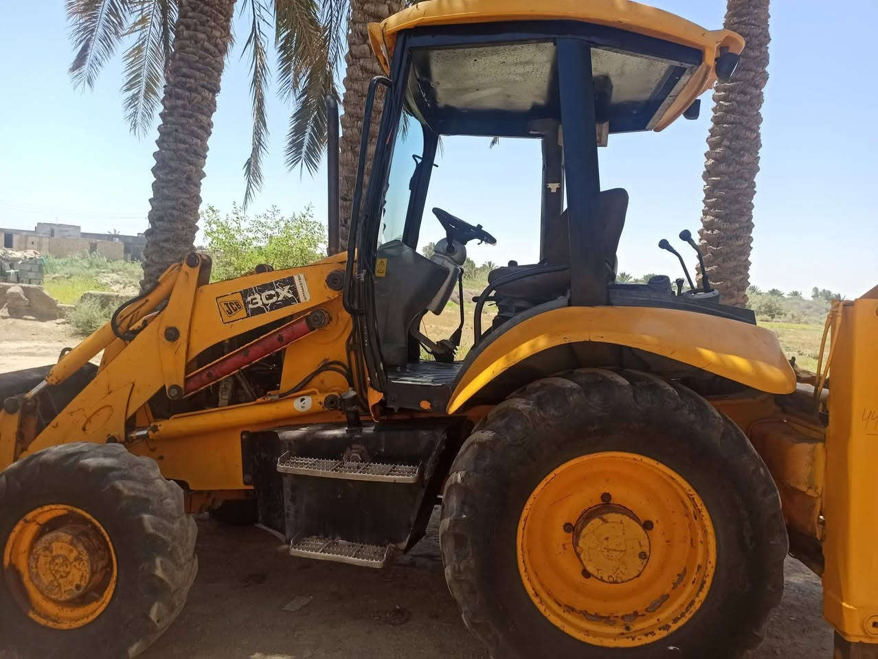 للبيع حفارة جي سي بي سلايت ومقص مكفوله م̷ـــِْن الفطر والحيم دخول جديد بعدهي منفيس بسمي تسجل اي محافظة للاتصال *********** موديل 2005
