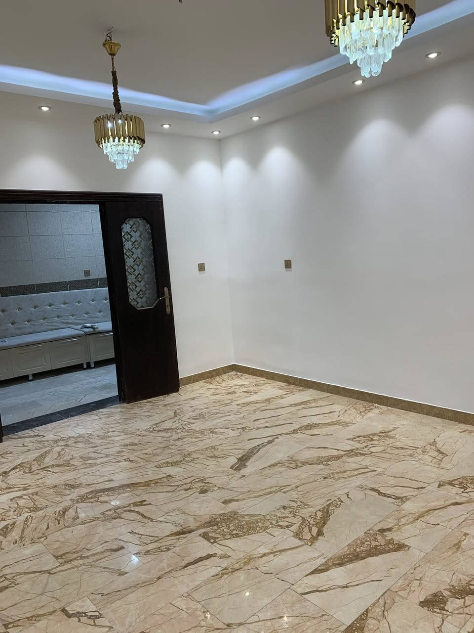 موقع حي الجامعة تنفيذ شركة فيكا للصبغ والديكور 
***********
