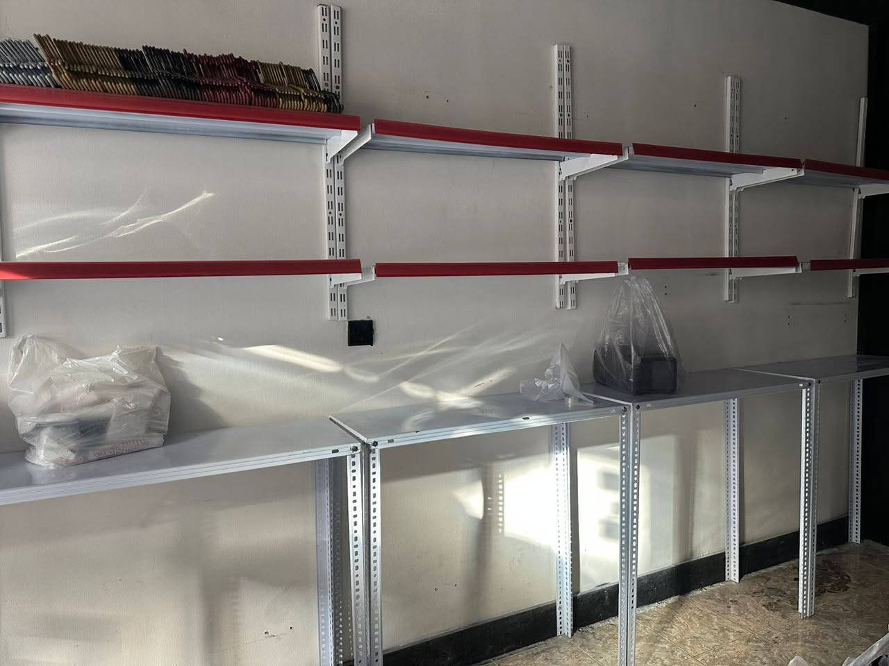 السلام عليكم الرفوف والميوزة للبيع بسعر مناسب للاستفسار الاتصال على الرقم ***********
