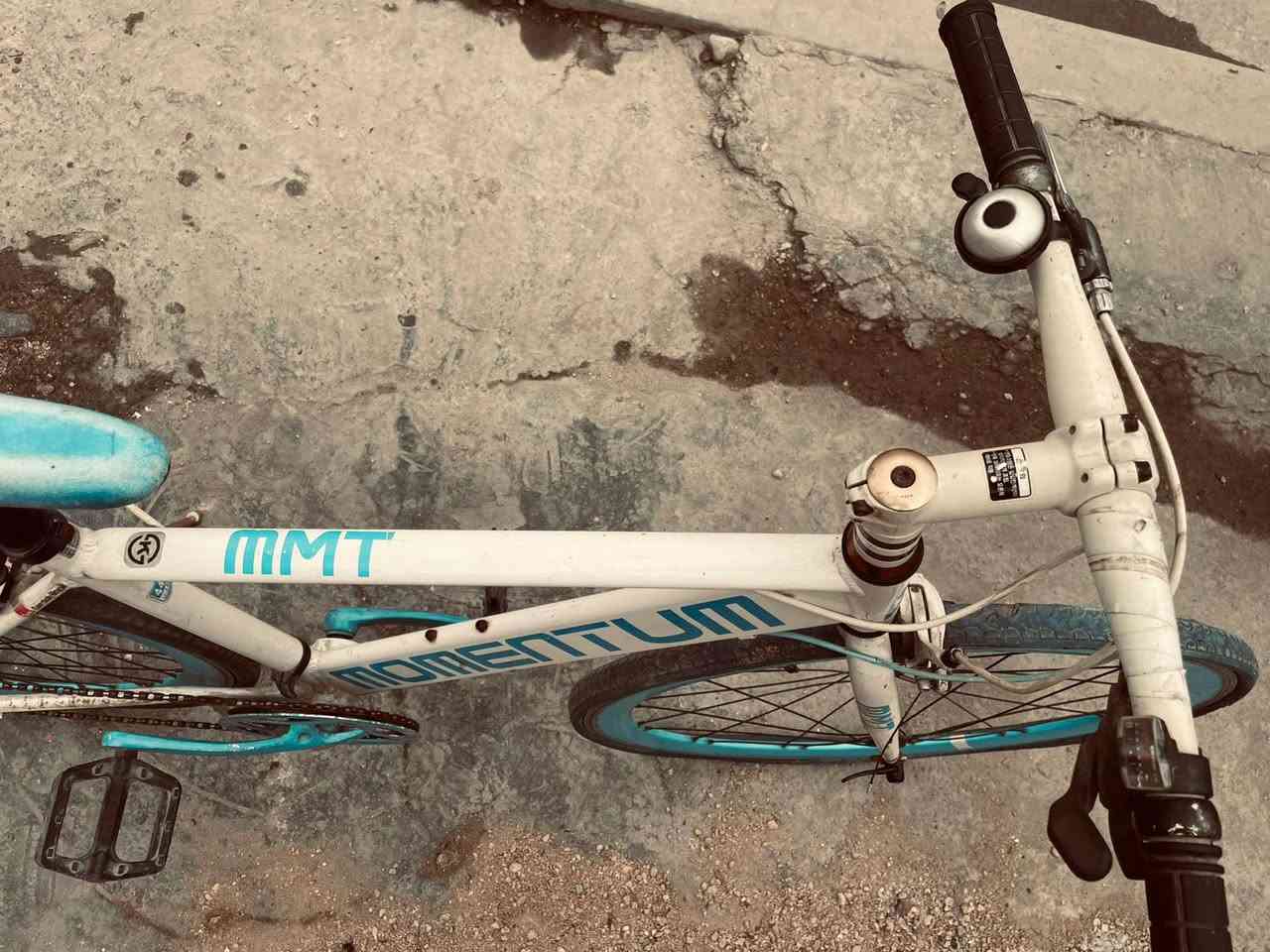 سلام عليكم بايسكل ياباني الالمنيوم خفيف الوزن جداً نضيف بس يحتاجلها تاير امام بي بنجر كله شغال كير برايكات مكاني بغداد ***********
