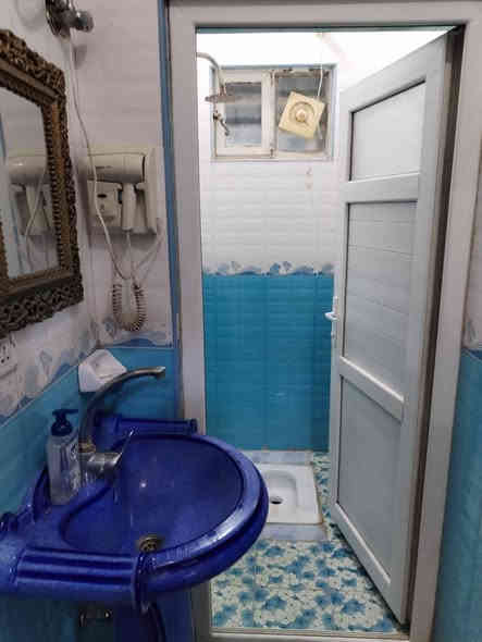 للبيع ١٠٠م طابقين كونكريت مسلح مربعه شارع ١٥م اوساحه حي الوفاء منطقة اساتذه ثانيه السعر ١٦٥مليون مع مجال ***********مكتب بركات ام البنين العقاريه حي الوفاء مقابل جامعه مقابل مول سنتر بغداد
