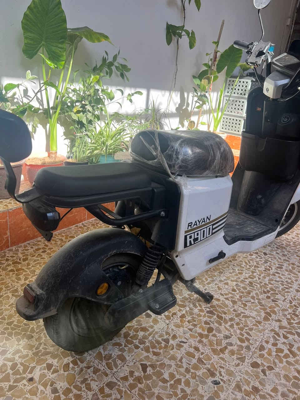 ماطور R900 للبيع  خمس بطاريات السعر 750 مكاني موصل يارمجه الشرقيه اتصل ***********
