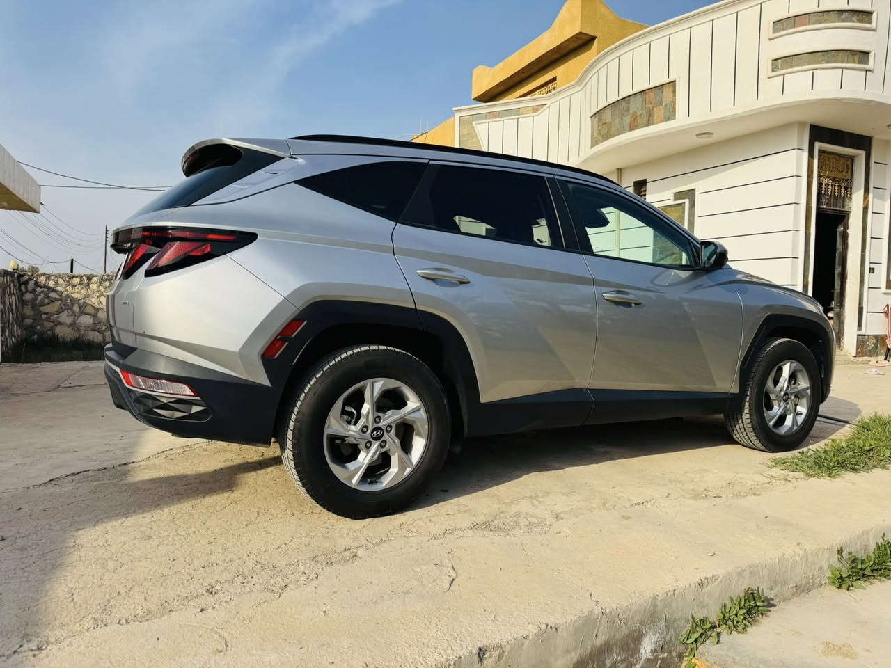 السلام عليكم للبيع توسان امريكي 2024حادثها بس بنيد معدل نفسه مكفوله من التبديل والصبغ بس البنيد ومعدل نفسه الباقي مكفول بدون ايرباك  محرك 2500 موصفات بصمه تشغيل عن بعد دخول ذكي جنطه كهرباء مانع انزلاق وضعيات قياده كامره خلفيه دخول جديد بسمي تترقم جميع المحافظات السعر 190$ وبيه مجال بسيط للاستفسار الاتصال بالرقم *********** مكان السياره بابل قرب سيطره الاثار
