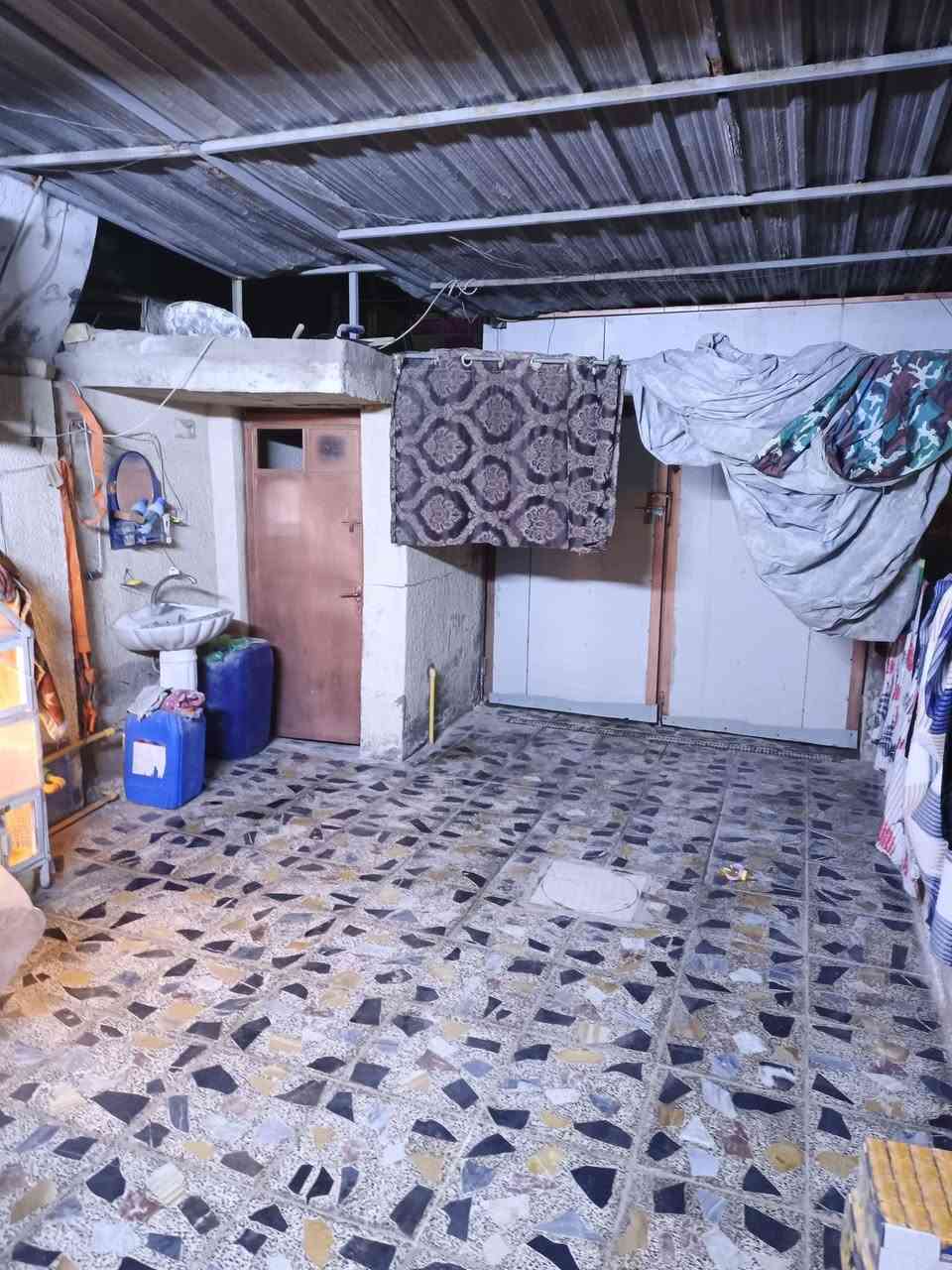 سلام عليكم م 100اللبيع الوجه 4 حوش جبير وستقبل جبيره وهول جبير  والغرفه والصحياته وارى ترك عالي على شارع رفت  ومجاري ورضيه جديده البيت صب مسلح بيتونه صب وستاير كمل البيت متعوب عليه ونظيف الموقع حي الزهراءفارع بانده قريب على شارع العام   موجود على نت وهاذا رقمي *********** سعر مناسب
