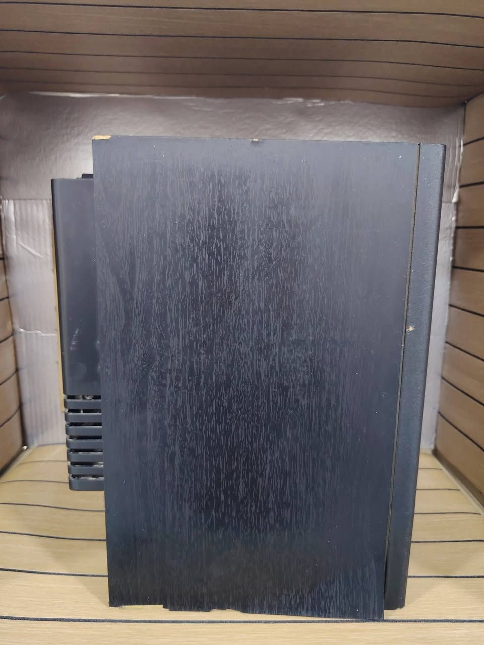 سماعات مونيتور احترافية (Behringer Truth B2030A)
سماعات استوديو نشطة (Active) غنية عن التعريف، تتميز بدقة عالية ونقاء صوت مثالي للتوزيع الموسيقي أو الاستماع الاحترافي.
​📝 المواصفات المختصرة:
​الموديل: Behringer Truth B2030A.
​النوع: Active Studio Monitor (تحتوي على مضخم صوت داخلي، لا تحتاج لأمبير خارجي).
​نظام الصوت: Bi-amped (تضخيم منفصل للترددات العالية والمنخفضة).
​المداخل: تدعم وصلات XLR و 1/4" TRS (وصلات احترافية).
​التحكم: تحتوي على لوحة تحكم خلفية لضبط الترددات حسب مساحة الغرفة (Room Compensation).
​📏 الحجم والأبعاد:
​حجم الـ Woofer (السبيكر السفلي): 6.75 إنش (يوفر بيس عميق ودقيق).
​أبعاد السماعة الواحدة تقريباً: الارتفاع 31.7 سم × العرض 21.4 سم × العمق 21.1 سم.
​الوزن: ثقيلة نسبياً (حوالي 9 كغم للسماعة الواحدة) مما يعطي ثباتاً ومنعاً للاهتزاز.


**إذا كنت صاحب هذا الإعلان وتريد حذفه لأي سبب، رجاءا أرسل رسالة إلى الدعم الفني**