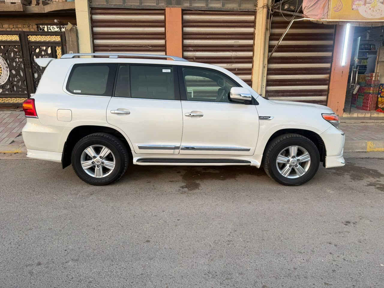السلام عليكم لاند كروز 
موديل 2012
محرك 8 /4700
السعر 330 وبيها مجال 
رقم بغداد 
للاستفسار الاتصال ب الرقم 
***********@
