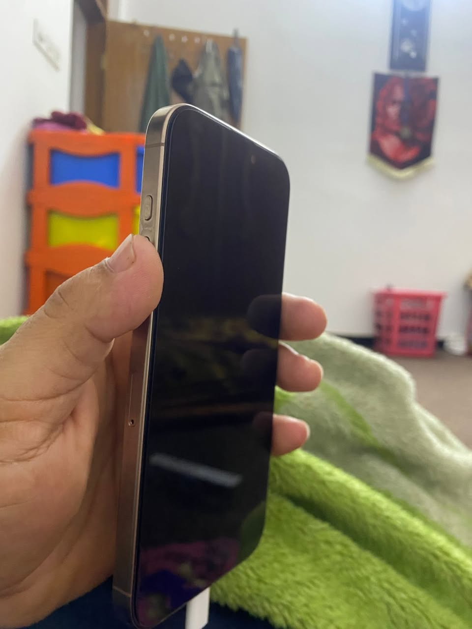 السلام عليكم 
ايفون 16 برو ماكس ذاكره 256 بطاريه 100
مشحون ١٨ مره 
جديد بعده بلضمان صارلي فتره قليله جداً من اخذته
 الون الجديد 
التلفون ابد ممستعمل ماطالع حته الشارع 
للبيع سعره1750بي مجال المكان الشعب***********
