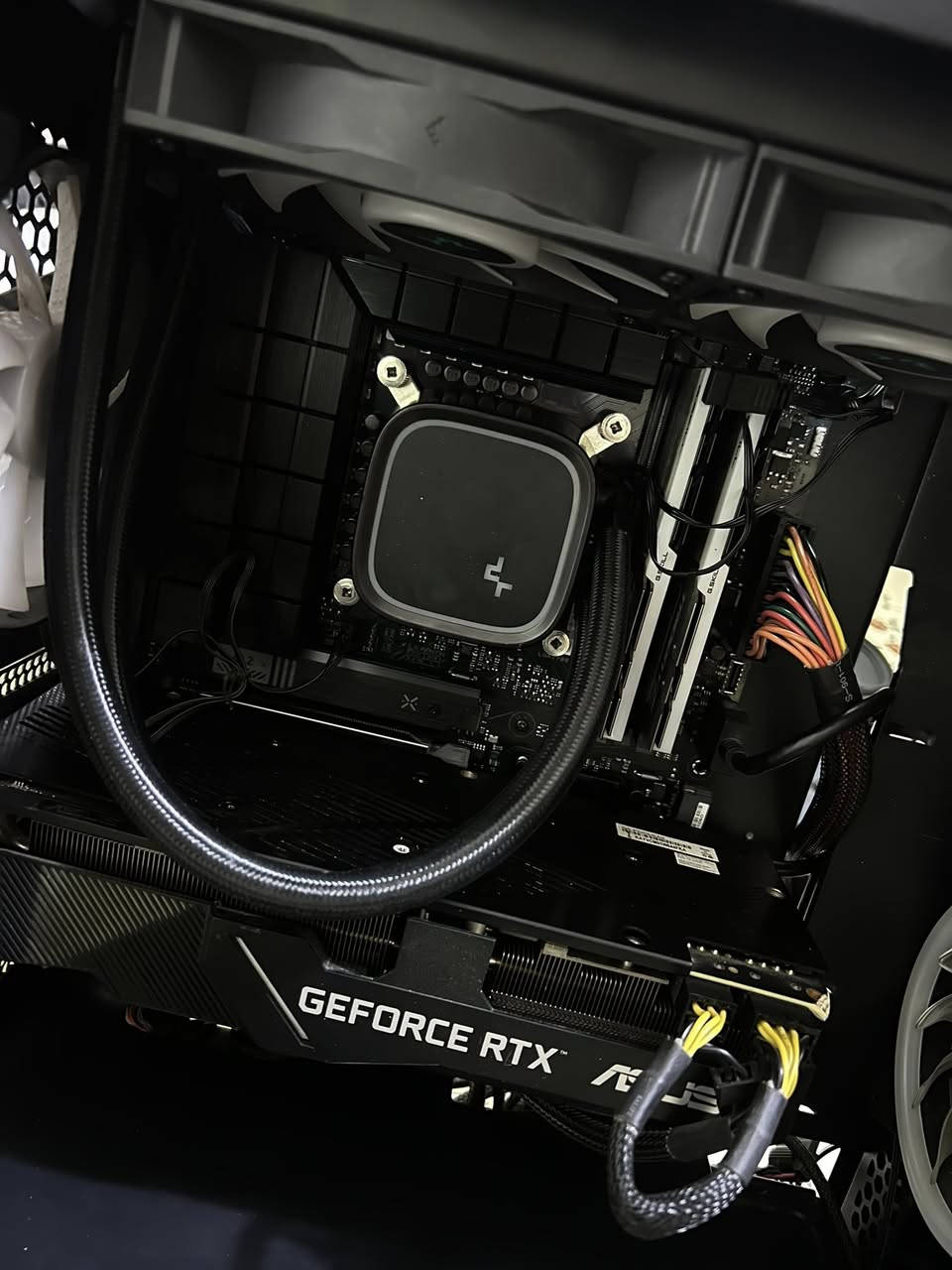 السلام عليكم الله يساعدهم حاسبه ( بي سي) للبيع
معالج i5-13400

كارت شاشه ASUS RTX 2070 SUPER  مثل ال 3060

مذر بورد فخاممه ASUS TUF B760 WIFI 6 يعني ماتحتاج 

اي كيبل ايثرنت وتكدر تطور لحد ال i7 14800k

رامات RAM G SKILL 16GB 8*2 DDR4 3600

تخزين M.2 1TB وهاردسك 1TB يعني 2TB

تبريد المعالج مائي ديب كول DEEPCOOL LE520 من افضل الانواع بالسوق حاليا

مراوح للكيس عدد ٣ 

الباور سبلاي ثيرمالتيك 750W يعني احسب حسابك ماتحتاج اي تطوير اله

اخواني هاي بالنسبه للكيس شاهد الله نضيف وبحاله فوق الممتاز ماصارلي تقريبا ٥ اشهر من شتريته يعني ماقبطت سنه

الشاشه MSI MAG 275QF 27 2K 180hz ips 0.5 

بعد شحجي على الشاشه شو هية عرفت عن نفسها

وسماعه BOSE QUIETCOMFORT 45 انا استعملها للهندسة الصوتيه والتصميم احترافيه كلش بهيج امور بعيدا عن دقه الصوت بالالعاب

ماوس RED DRAGON وكيبورد مو احسن شي هذن 

وسماعه HYPER X CLOUD 2

خلصنا تعريف الوحش المخليه عدي بالبيت

سبب بيعتي لهاي السوالف السادس والوقت زيرو ومامستفاد منه مثل قبل جنت اصمم واشتغل وانتج من عدها 

كل الغراض اشتريتهن جديدات ما عده سماعه البوز كلشي شديته بايدي وماحب اطول عليكم سعر الكيس لوحده مليون و 100 الشاشه 250 الف

السماعه البوز ب ١٥٠ والهايبر اكس ب 45

مكاني البصره رقمي ***********

اذا تاخذ اكثر من شغله اداريك بالسعر واعتذر طولت 🫶🏻❤️
