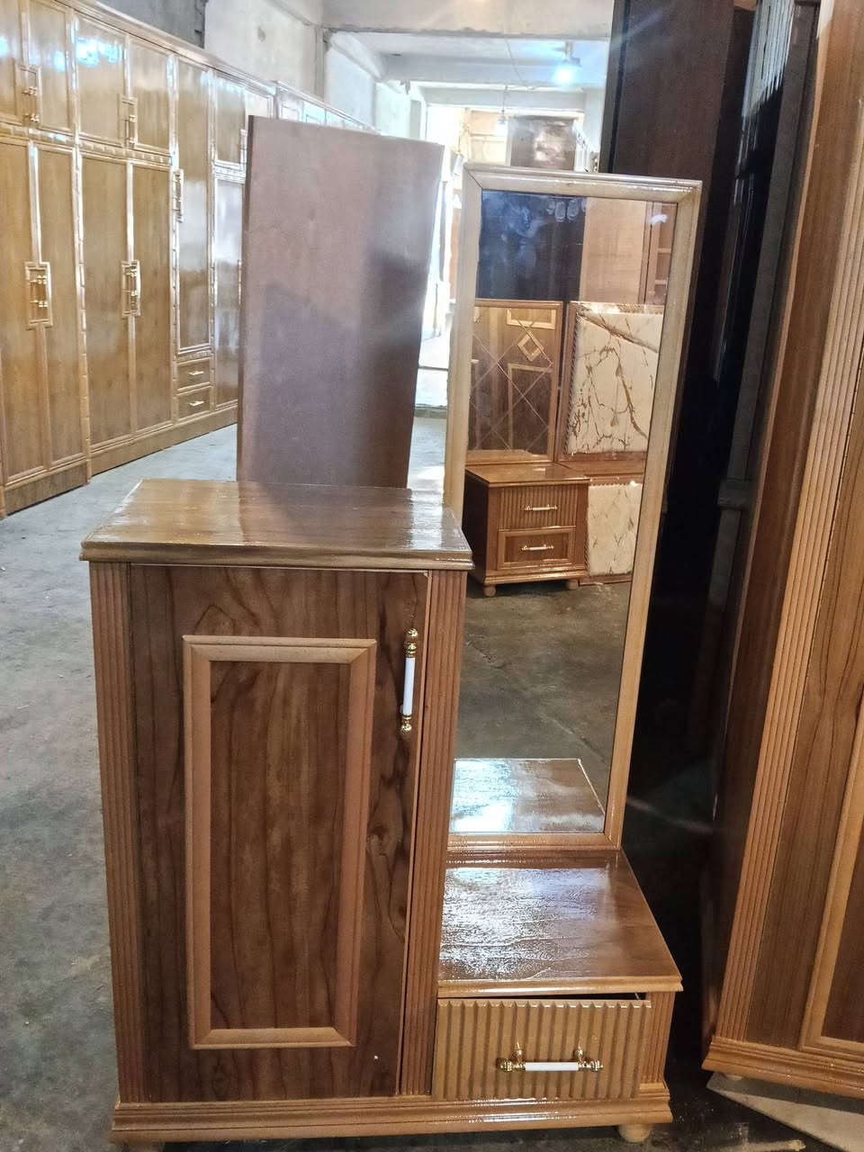 غرفه خمسة ابواب ملحق فصال تركي شغل عراقي صبغ سلر حراري صاج خمسه ملم معرض الكرم موصل شارع بغداد قرب محطة المامون ***********  كورك ***********
