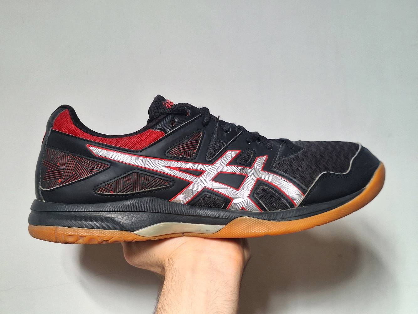 حذاء ASICS GEL-TASK 2 (1071A037) الأصلي

🔹 الموديل: ASICS GEL-TASK 2 (1071A037)
🔹 اللون: أسود / أحمر (Black / Classic Red)
🔹 سنة إصدار الموديل: 2019
🔹 المقاس: EU 46 / US 11.5 / 29 سم

الحالة:
✅ أصلي 100%
✅ مستعمل استعمالاً خفيفاً جداً
✅ الحالة ممتازة (8.5–9/10)
✅ النعل بحالة ممتازة مع تآكل بسيط جداً في الكعب
✅ الجزء العلوي نظيف وخالٍ من التمزقات أو التشققات
✅ تم تنظيف الحذاء وتعقيمه وإزالة الروائح
✅ يأتي مع الرباط الأصلي

المميزات:
✔ تقنية ASICS GEL لامتصاص الصدمات وتوفير راحة أثناء الحركة.
✔ ثبات ممتاز للحركات الجانبية، مناسب للرياضات داخل الصالات.
✔ نعل مطاطي عالي التماسك ومقاوم للانزلاق.
✔ خامات متينة مع تهوية جيدة وراحة عالية.
✔ مناسب للكرة الطائرة، الريشة، وكرة اليد، ويمكن استخدامه للمشي اليومي أيضاً.


💰 السعر: 70,000 دينار عراقي ( شامل التوصيل )