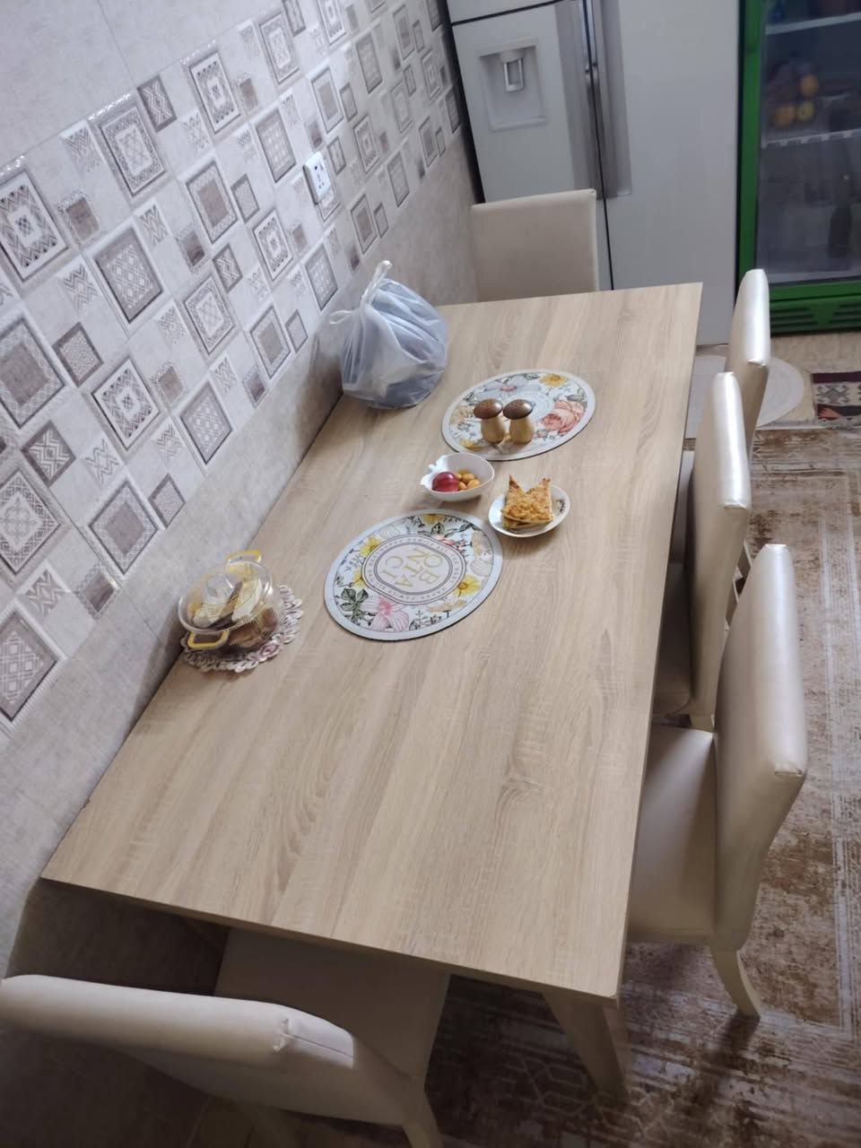 ميز طعام تركي معه 5كراسي البيع السعر 160الشراي اتصل ***********
