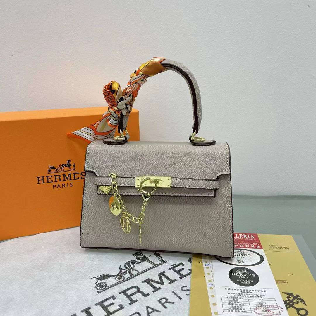 اناقتج ويانه غير 👜
حقيبة فاخرة من طراز هيرمز بتصميم ماستر كوالتي،. تتميز بتفاصيل معدنية أنيقة وإغلاق تقليدي مع قفل وحزام أمامي قابل للتعديل.مع لمسات نهائية دقيقة تعكس أعلى معايير الجودة والفخامة. تصميم يجمع بين الأناقة الكلاسيكية والطابع العصري الفاخر.


**إذا كنت صاحب هذا الإعلان وتريد حذفه لأي سبب، رجاءا أرسل رسالة إلى الدعم الفني**