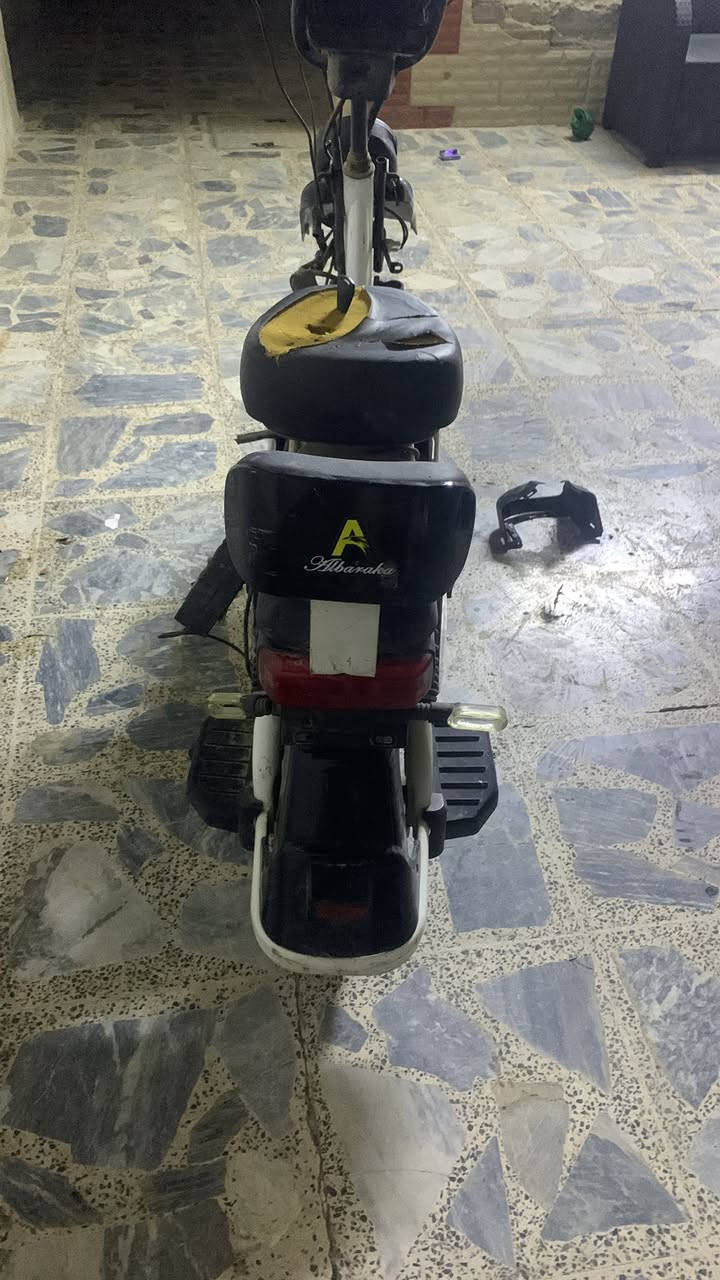 سلام عليكم دراجةشحن للبيع دراجة جديدة مستخدمة استخدام يعني صمون أغراض احتياجات داخل المنطقة الدرجة بس بطاريات منفوخات مستخدمة 8 اشهر متروكة 4 شهر السعر 300 الف وبيها مجال كلش هواي 
رقم التواصل وتساب 
***********
