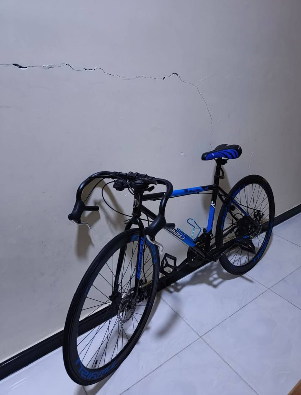 دراجه من نوع سباق رود نوعيته road bikes اسم العلامه التجارية   tybike
الهيكل frame  من الفولاذ الكربوني carbon steel قياس الدراجه 26  صنع في  الصين 
ما بيه عطل بس وإيرات البريك وا البداله بس وا التايرات بس رخي الميزانيه شوي  
للا استفسار ***********
