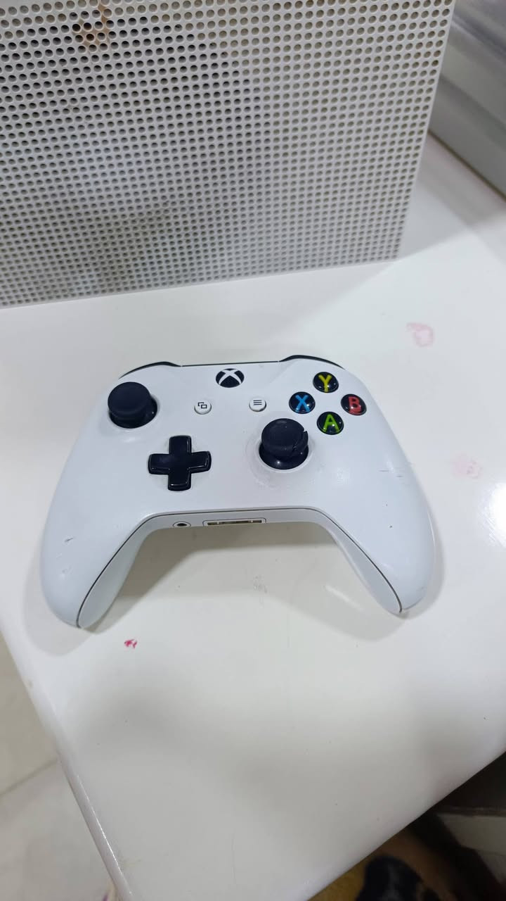 سلام عليكم 
اكس بوكس وان اس معه جوستك الاصليه وبطاريه 
الذاكره 512
الجهاز مفتوح
الجهاز مخرج الHD ما يشتقل يعني يرادله تبديل 
العنوان / البصره / القبله 
السعر 125 قفل 
رقم الهاتف ***********

