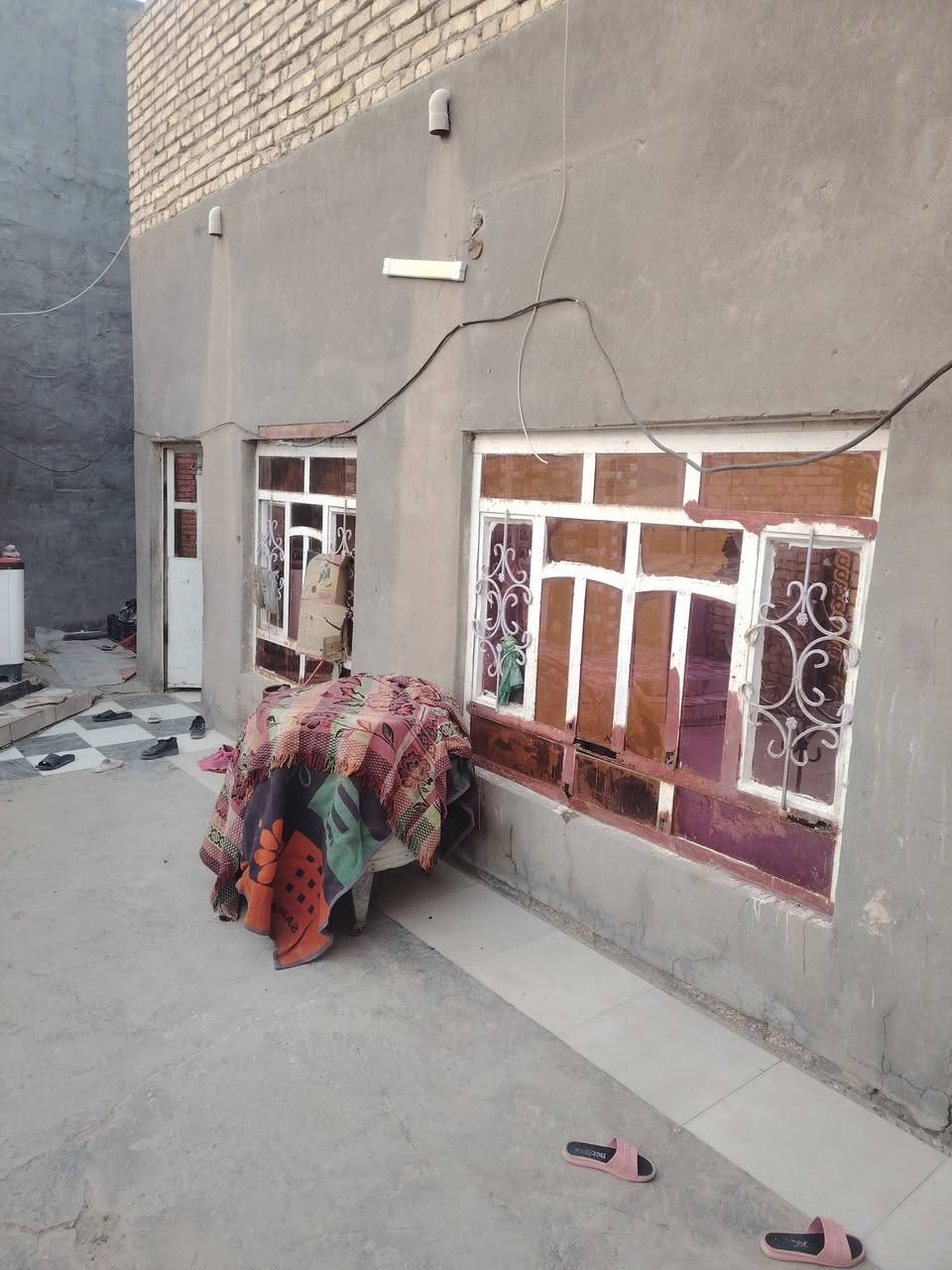 سلام عليكم بيت للبيع بحي الزهراء قرب مدرسة جبل العامل يتكون من 4غرف نوم صاله جبيره ستقبال مطبخ صحيات خارجيه مساحه 225 طابو صرف للستفسار اكثر اتصال ***********السعر مناسب جداً

