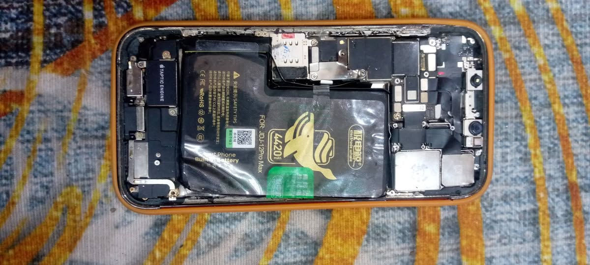 ايفون 12 بروماكس ساحكته سيارة يعني مفلش سعره 125 الف مكاني بلديات *********** مابي ايكلود
