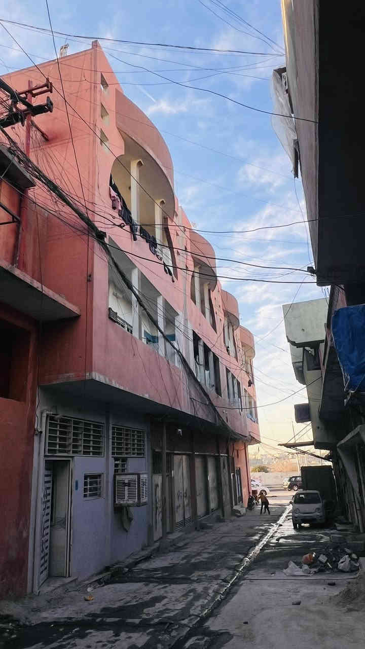 عمارة تجارية للبيع
المساحة 325م
الموقع وادي حجر 
عمارة متكونة من ثلاثة طوابق وتحتوي على 10 شقق و 5 محلات والسطح مؤجر الى شركة اعلانات عقد سنوي عمارة بناء حديث ونضيفة حيل كامل مكملة علماً انه العمارة ركن عل سيدين قرب مستشفى موصل العام مقابل معمل النسيج اجارها خير من الله
 للاستفسار الاتصال على
***********
***********
