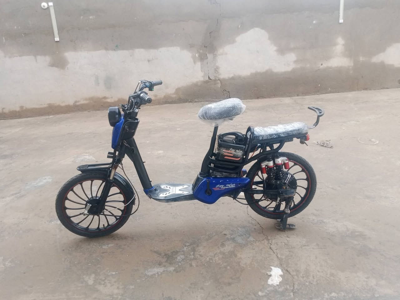 السلام عليكم دراجه شحن بيع مستعجل موديل 2024 شرط البطاريات على الفحص جديدات سعر الدراجه 125 وبيها مجال للطيبين مكاني ديالى الخالص ***********
