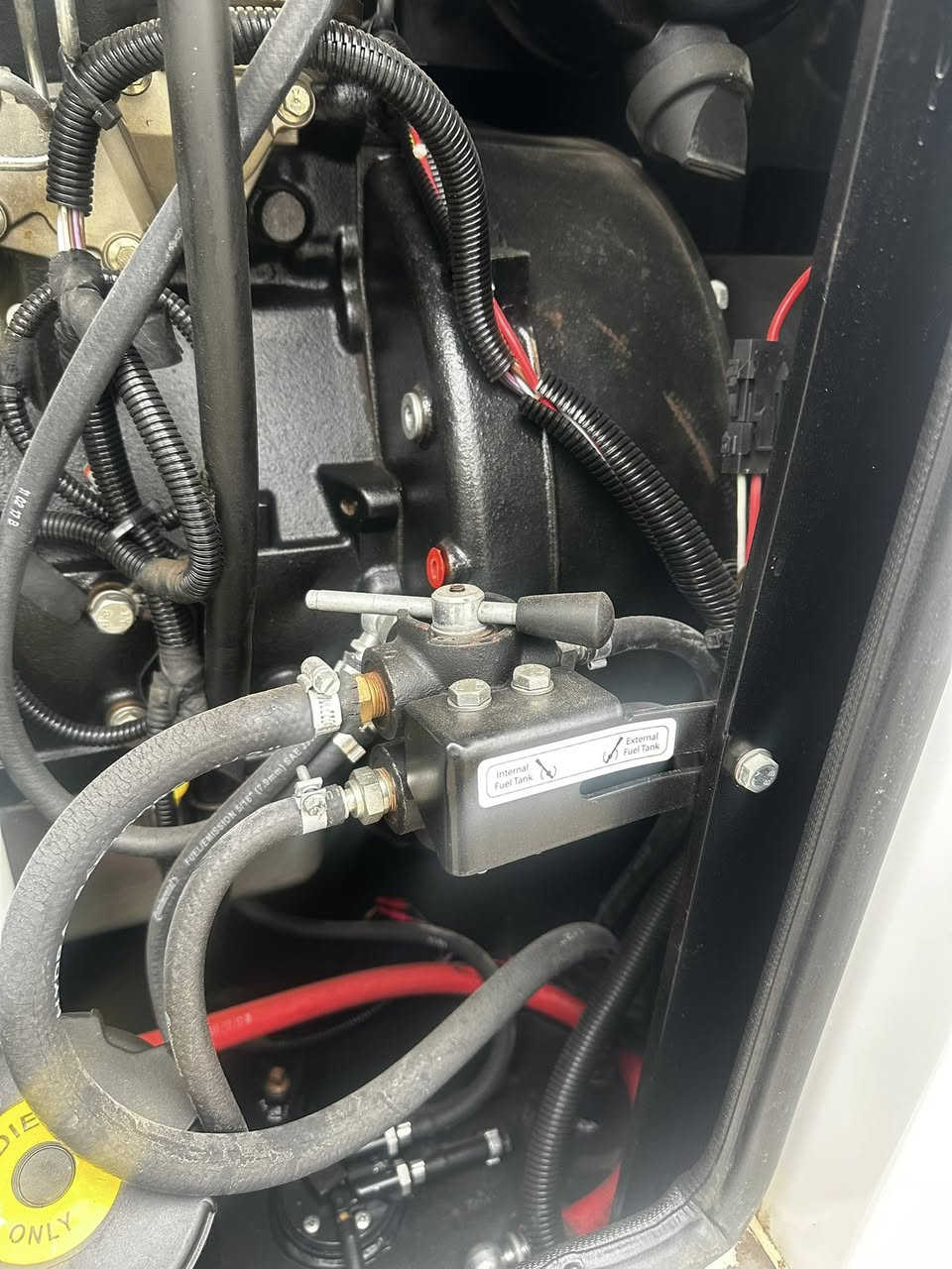 السلام عليكم
للبيع مولد نوع بيركنز انكليزي حديث كاتم
محرك ٣سلندر سوبر ١٠٥ملم وارد بريطاني
توليد لوري سومر بلادي ٥٠كيفي ثري فيز
برودكشن دبسي بلادي فول اوتوماتيك 
عدد ساعات العمل قليل جداً جداً 
شرط الحمل لا بخار ولا تنقيص 
برغي ما مفتوح بيها شرط
للأستفسار/***********
العنوان/بابل-متوفر توصيل الى جميع المحافظات
