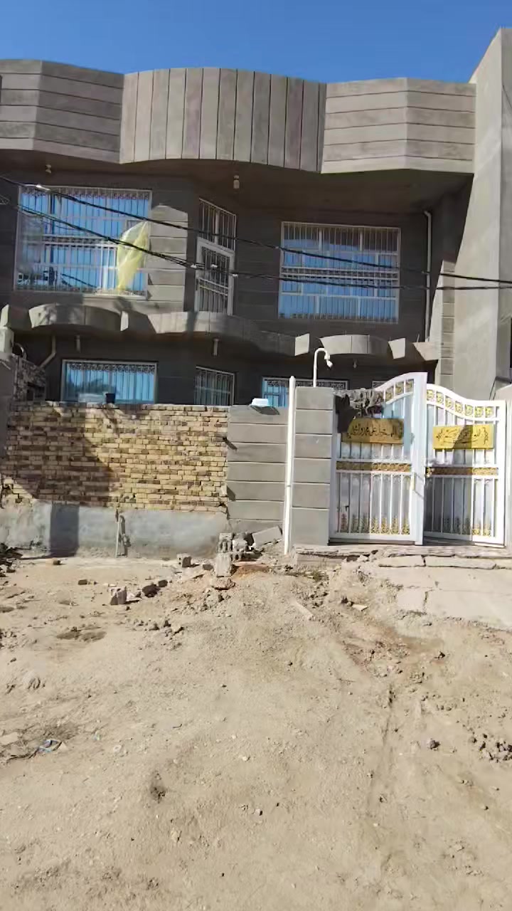 دار للبيع مساحه 100صاير مربع موقعه مميز مطلوب اسكان 15مليون من ضمن سعر البيع ومناسب ***********
