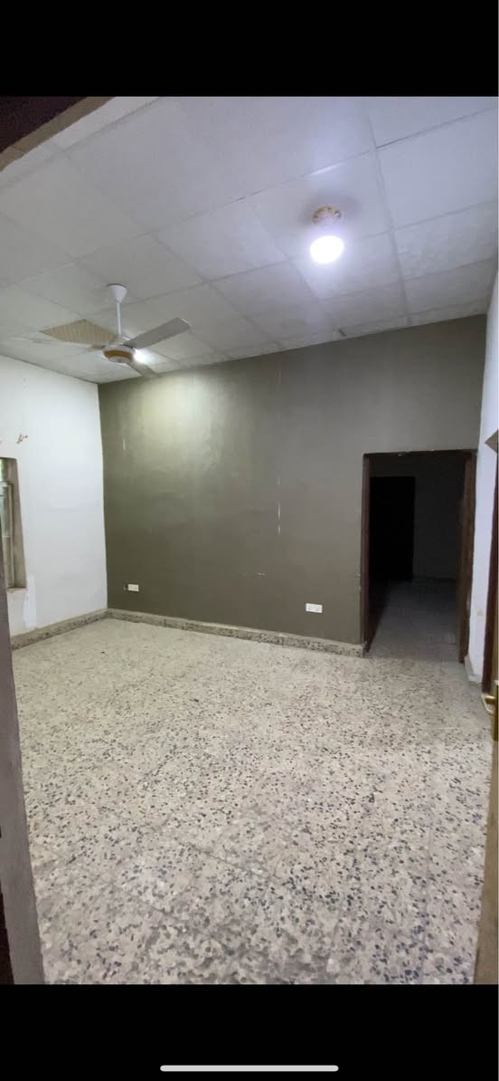 دار للايجار في الجببله خلف تايم طابقين المساحه٢٥٠ يتكون الطابق الارضي من كراج حديقه تواليت و ديوانيه واستقبال وصاله وغرفتين ومطبخ وحمام وتواليت
الطابق الثاني يتكون من ثلاث غرف وصاله ومطبخ وحمام وسطح  بيت نظيف وموقع ممتاز سكني
سعر الايجار مليون و١٥٠ قابل للتفاوض
*********** البصرة, العراق
