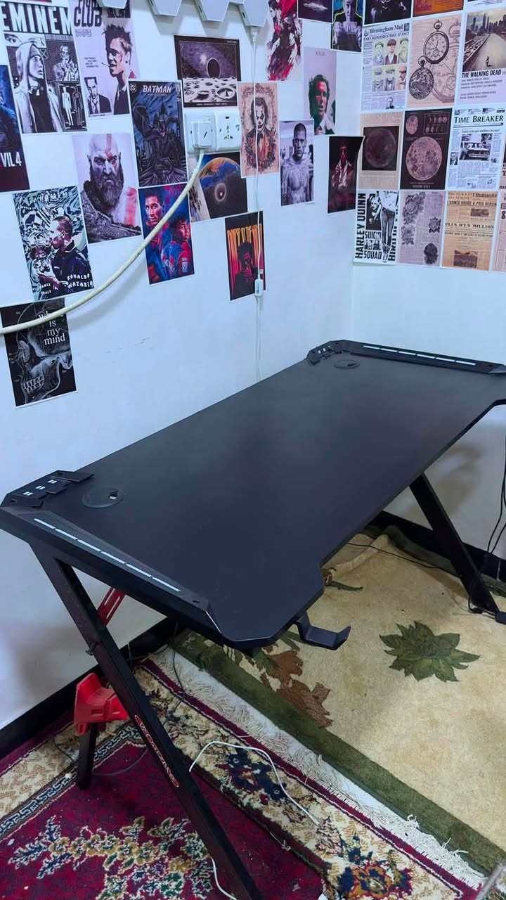 للبيع Gaming Desk بحالة ممتازة 🔥
✅ Gaming Desk احترافي.
✅ سطح واسع ومتين.
✅ حامل سماعة + حامل كوب + فتحات لتنظيم الكيبلات+rgb
✅ مناسب للـ PC والكونسل.
✅ نظيف جدًا وحالته ممتازة، بدون أي مشاكل.

💰 السعر: 120,000 دينار فقط
📍السعر قابل للتفاوض البسيط للجادين فقط.

للاستفسار أو الحجز راسلني خاص او واتس ***********
