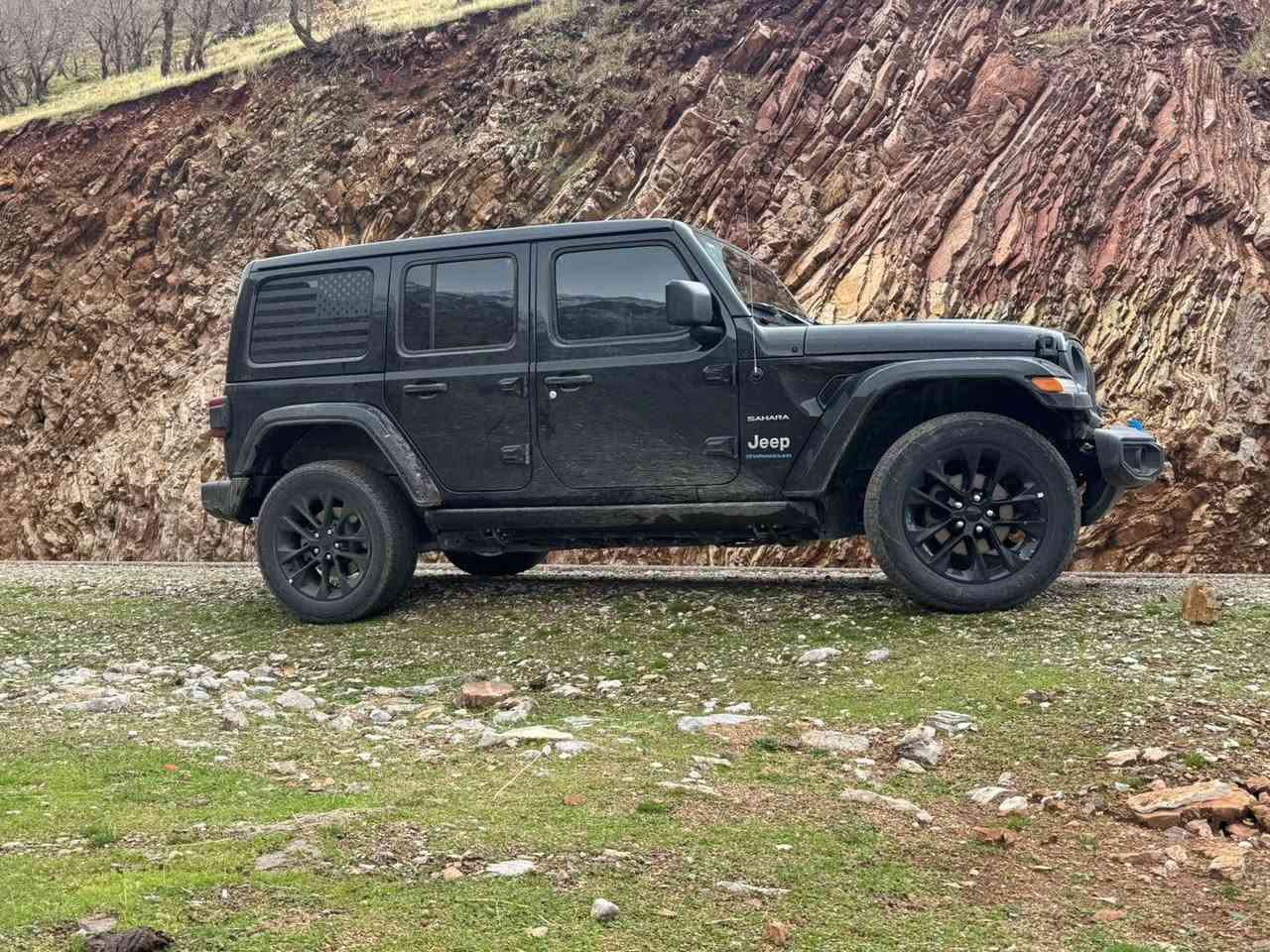 جیب رانگلەر سەحارا 

بۆ زانینی نرخ 
لایکی پەیج بکە و کۆمێت بکە نرخت پێدەگات 

بەنزین هایبرید کارەبا 
مەکینە ٢٠ تۆربۆ ٣٧٥ هۆرس پاوەر
٥٧ هەزار کیلۆ مەتر رۆشتووە 
دەبڵ ئەکسل سەقف کارەبا 
بێ بۆیاخ بێ تەعدیل تەنها شوختێکی بچوک بە ژير دەرگای سایەقەوەیە 
دۆسە کارەبا
رەقەم سلێمانی 
کوشن جلد
تەبرید مەرکەزی
ئەپڵ کارپلەی ئەندرۆید ئۆتۆ
لاید لید و زینۆن

سەیارەکە لە سلێمانییە

ژمارەی خاوەنی 
***********
