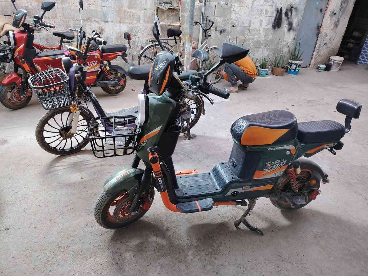 السلام عليكم شباب ماطورات للبيع تريد شلع او تريد كلمن و سعره اثنين إكس ٩٠٠ و وحده اج ي اس 
عده ثلاث دراجات
الاستفسار ***********
المكان ابو غريب قرب مستشفى ابو غريب
