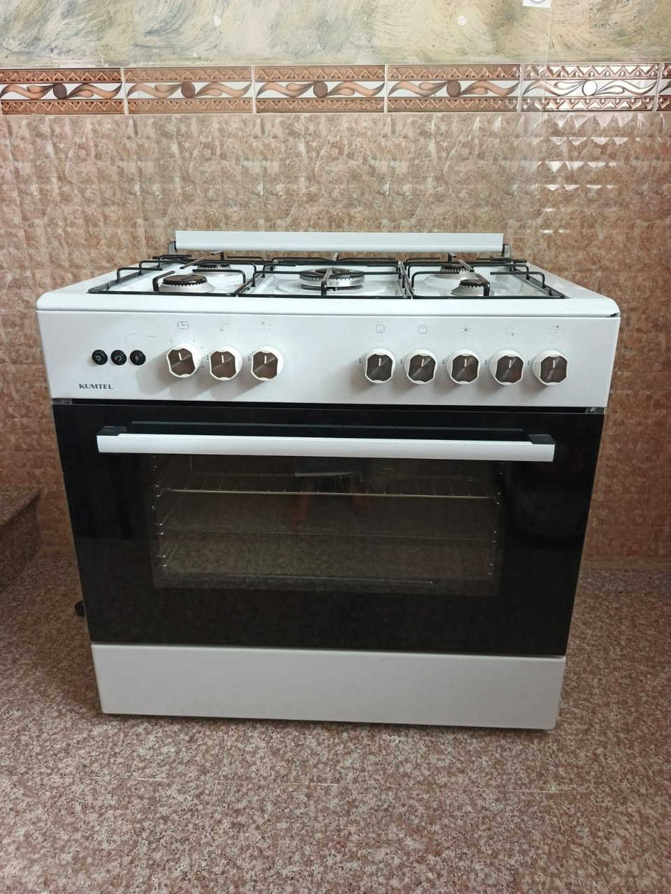 طباخ الابيض للبيع  جديد  سعر ٣٥٠ الف ،الثاني  الجوزي مستعمل  سعر ١٥٠ الف بي مجال للشراي العنوان حي الشهداء. للتواصل والاستفسار ***********
