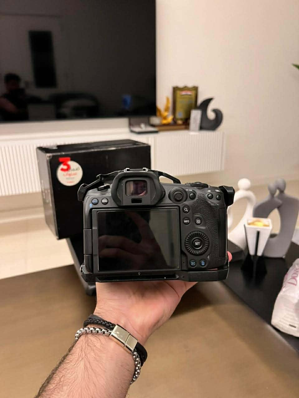 Canon R5
مستخدم قليل جدام عينك النظافه مثل الجديد
مستعجل للبيع سعر 2700  وبيه مجال 
***********
