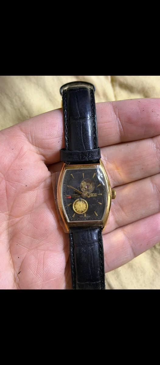 برناردإتش ماير Bernhard H.Mayer
اصدار محدود واحده من اصل4999 قطعه في العالم
سويسري جديد مخزن بل علبه مع كرت سعر 250دولار
مطليه بذهب وتحتوي على عمله ذهب عيار24kواحد غرام
اوتوماتيك 
عنوان نجف توصيل موجود


**إذا كنت صاحب هذا الإعلان وتريد حذفه لأي سبب، رجاءا أرسل رسالة إلى الدعم الفني**