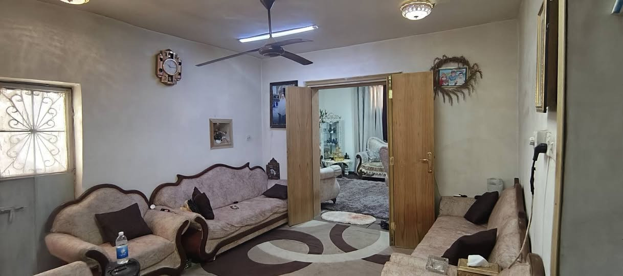 بيت بناء جديد بمنطقة الحسينية، شارع المدارس. المساحة ١٢٥ متر مربع. يحتوي على طابقين:
الطابق الأول: استقبال، وهول، وغرفة نوم، ومطبخ.  
     الطابق الثاني: ٣ غرف نوم، وصحيات، وبيتونه جانبية.  
***********
***********
