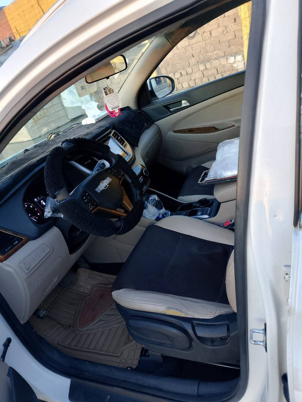 توسان موديل 2018حجم2400
رقم بغداد جديده بسمي 
هزة وسنويه جديد وشرط التحويل 
مكينه وكير شرط اوتو
مواصفات نص فول 
مري كهرب شفط 
حساسات خلفي+امامي 
تحكمات ستيرن 
سرعه نضام
شاشه كاميرة 
ويلكب19اصلي
تبريد🥶تتفئه🔥
سياره ماشيه شي قليل 
باقي تفاصيلها خابر على خط 
مكلف بالنشر عزيزي 
***********
*********** 
مكان موصل الايمن
