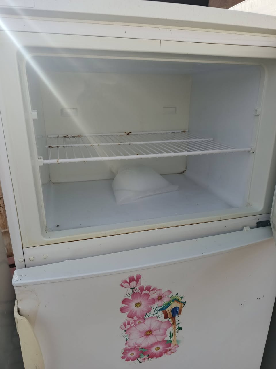 ثلاجه للبيع شرط الشغل ١٥٠الف ***********
