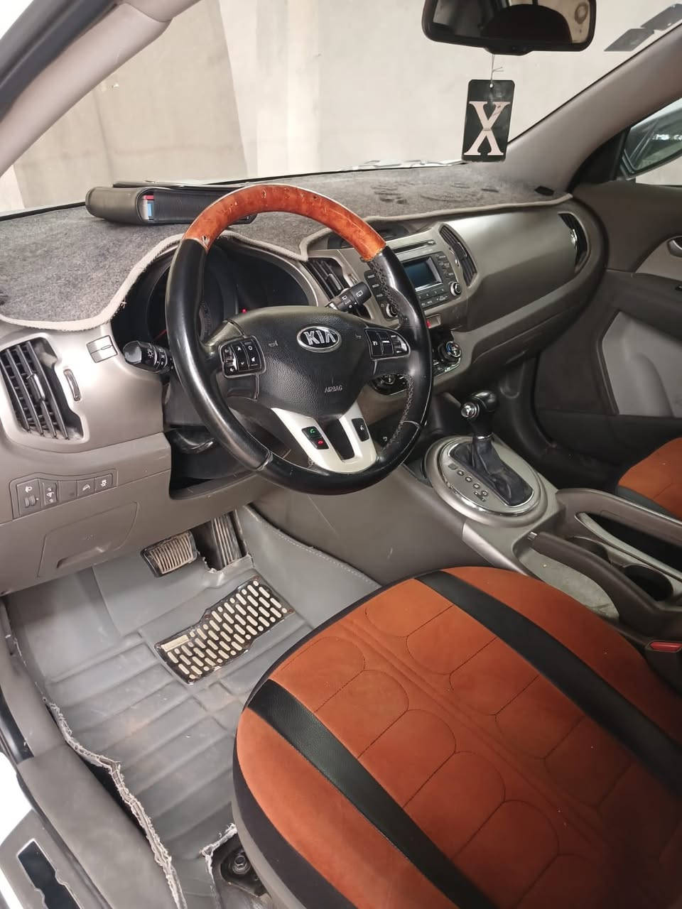 ألسلام عليكم كيا سبورتج للبيع 2016 خليجي السياره
سياره جديده نظيف
مواصفات 
حساس خلفي ش
كروز سرعة 
تحكم استيرن جهتين
مري شفط 
اشاير بالمريش
ويل كروم 
محرك 2000 دوش 
ماشيه 136 حقيقي 
سياره بأسمي رقم بغداد
السعر160 وبيها مجال
الاستفسار ‏
***********
‏
