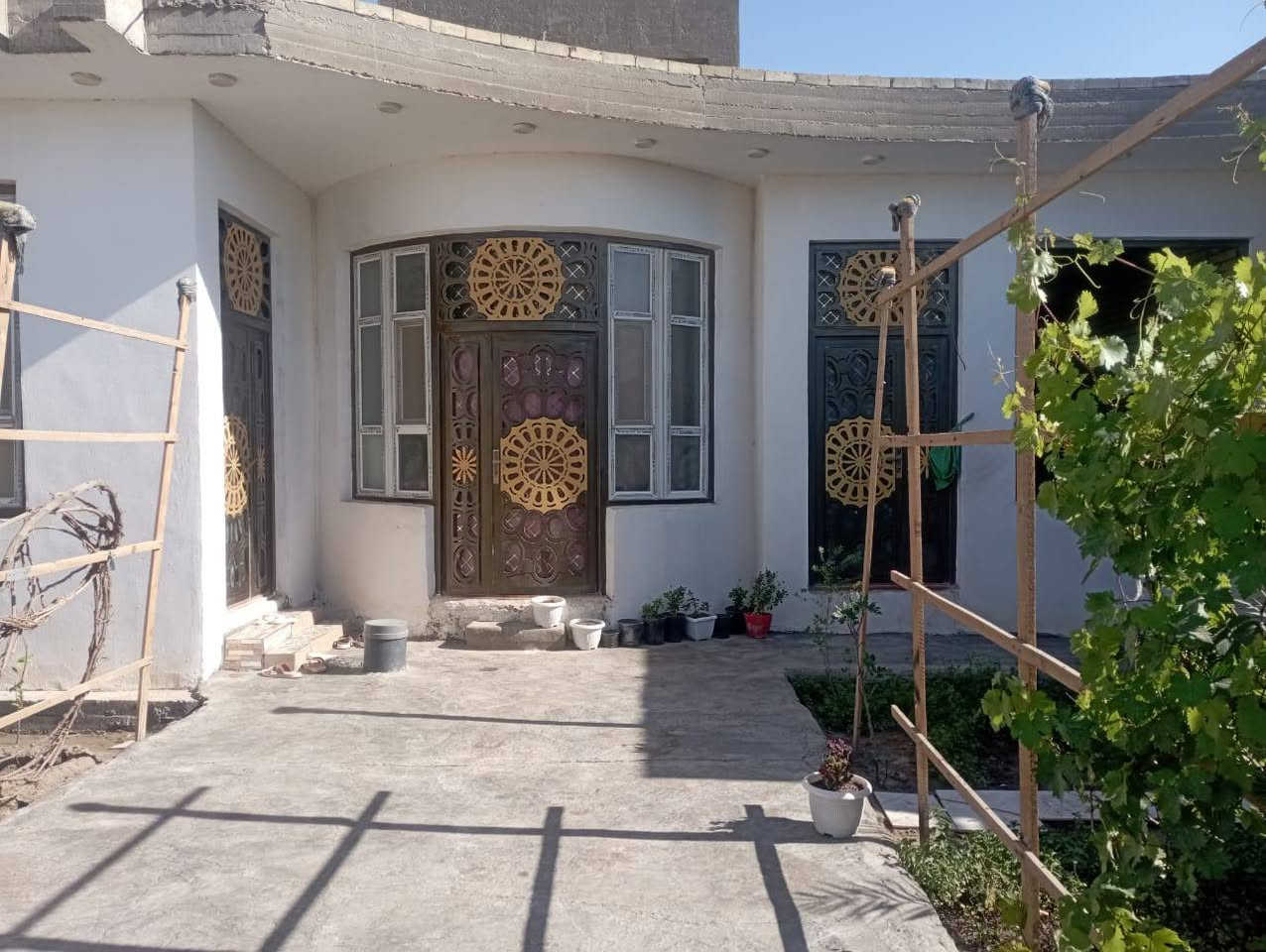 السلام عليكم دارطابوصرف للبيع مساحه325بناء200مترحديقه125طابوك جمهوري صب بناءدرجه اولى بيه غرفتين وحده6×4سويت والثانيه5×4صاله11×4مكشوفتين 3حمامات براني9×4بس بعده بدون لبخ مطبخ حار3×3والبارد6×4الغنوان الحيره حي الحسين قرب المدرسه الصيني الجديده الاتصال ***********
