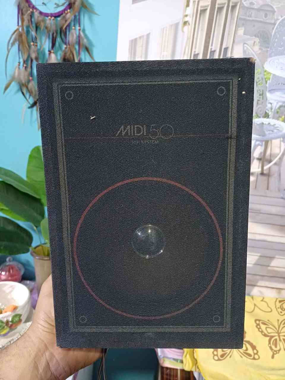 السعر 50 الف 
هذا الجهاز هو نظام صوتي من شركة JVC، طراز UA-P55.
يحتوي على مشغل أقراص مضغوطة (CD-R/RW).
يتميز بوجود مشغل أشرطة كاسيت بخاصية Auto Reverse (عكس تلقائي).
يتضمن راديو FM/AM ومداخل صوتية إضافية (MD/AUX).
يوفر تحكمًا بالصوت عبر ميزة Active Hyper-Bass PRO.
السماعات مو مالاتة بس طلعن ويا بلكراتونة حجمهم جبير وصوتهن نقي شلع ب50 الف 
اكو توصيل بغداد 5 
محافظات 6


**إذا كنت صاحب هذا الإعلان وتريد حذفه لأي سبب، رجاءا أرسل رسالة إلى الدعم الفني**