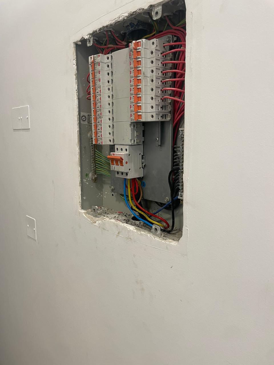 مستعدون  لتنفيذ وتأسيس الأعمال الكهربائية للمباني السكنية والتجارية والصناعية، وفق المواصفات الفنية المعتمدة ومعايير السلامة العامة، وبخبرة عملية تضمن جودة التنفيذ ودقة العمل وبكادر هندسي متميز .

 • تأسيس وتمديد الأسلاك الكهربائية (الانارة ، المفاتيح ، الأحمال الخاصة )
 • تركيب بوردات  التوزيع الرئيسية والفرعية.
 • تمديد منظومات التأريض والحماية من الأحمال الزائدة.
 • تركيب الإنارة الداخلية والخارجية.
 • فحص وتشغيل المنظومة الكهربائية والتأكد من سلامتها.
 • صيانة وإصلاح الأعطال الكهربائية عند الحاجة

التواصل :
***********
